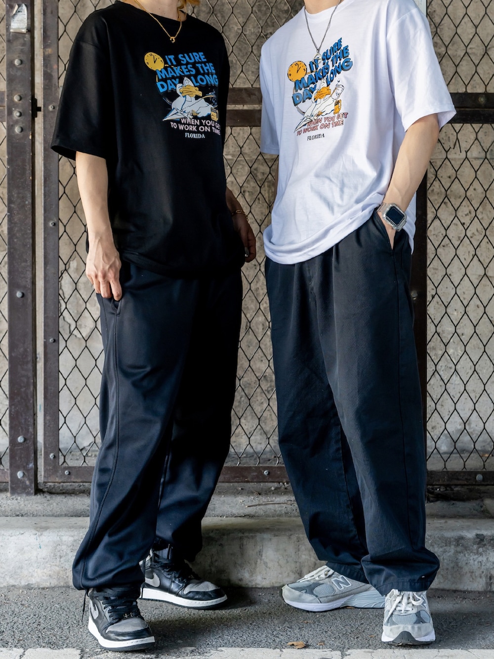 ブラック系のTシャツ/カットソー、ホワイト系のTシャツ/カットソーを着用したメンズの春コーディネートの3枚目の写真