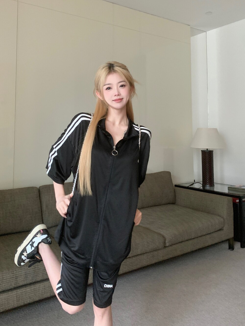 ブラック系のジャージを着用したレディースの夏コーディネートの3枚目の写真