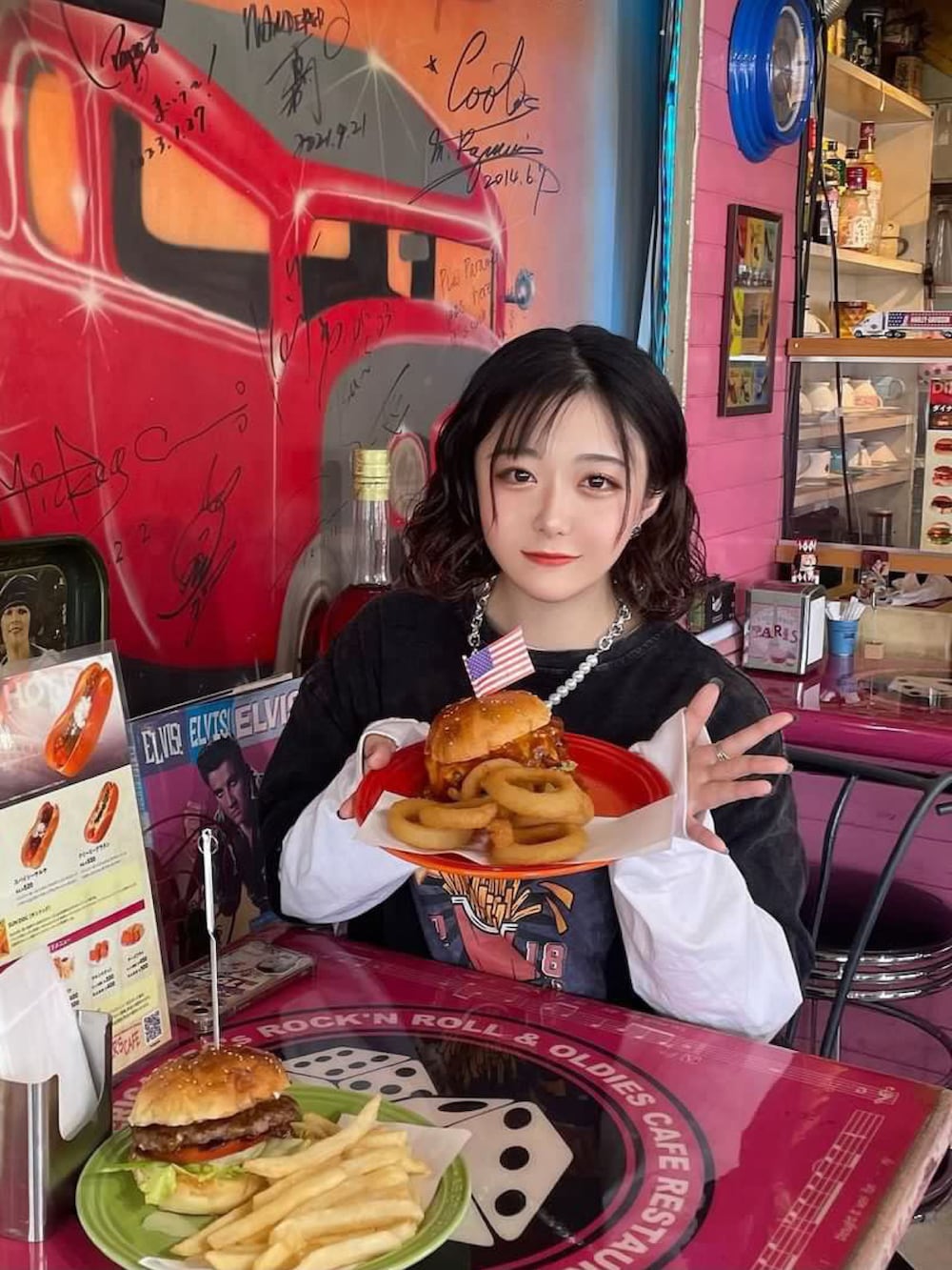 グレー系のTシャツ/カットソーを着用したレディースの春コーディネートの4枚目の写真