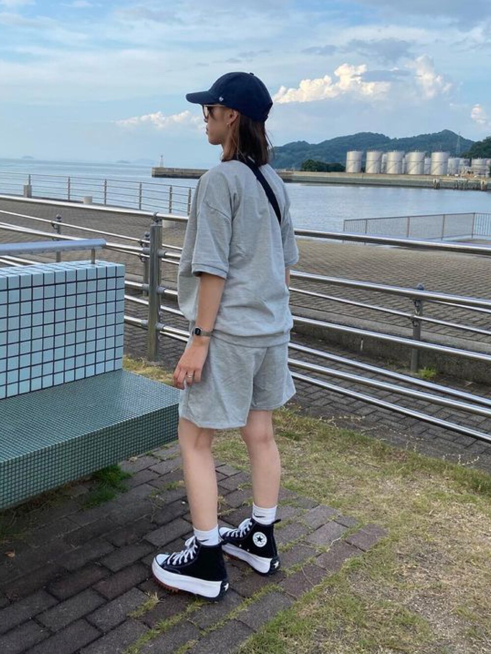 グレー系のスウェットを着用したレディースの夏コーディネートの3枚目の写真