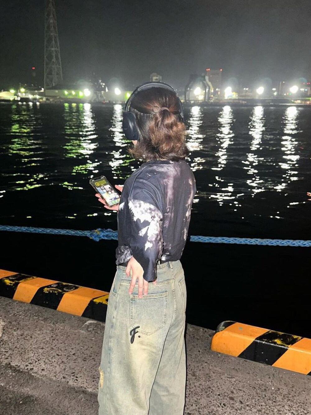 ブラック系のTシャツ/カットソーを着用したレディースの夏コーディネートの4枚目の写真