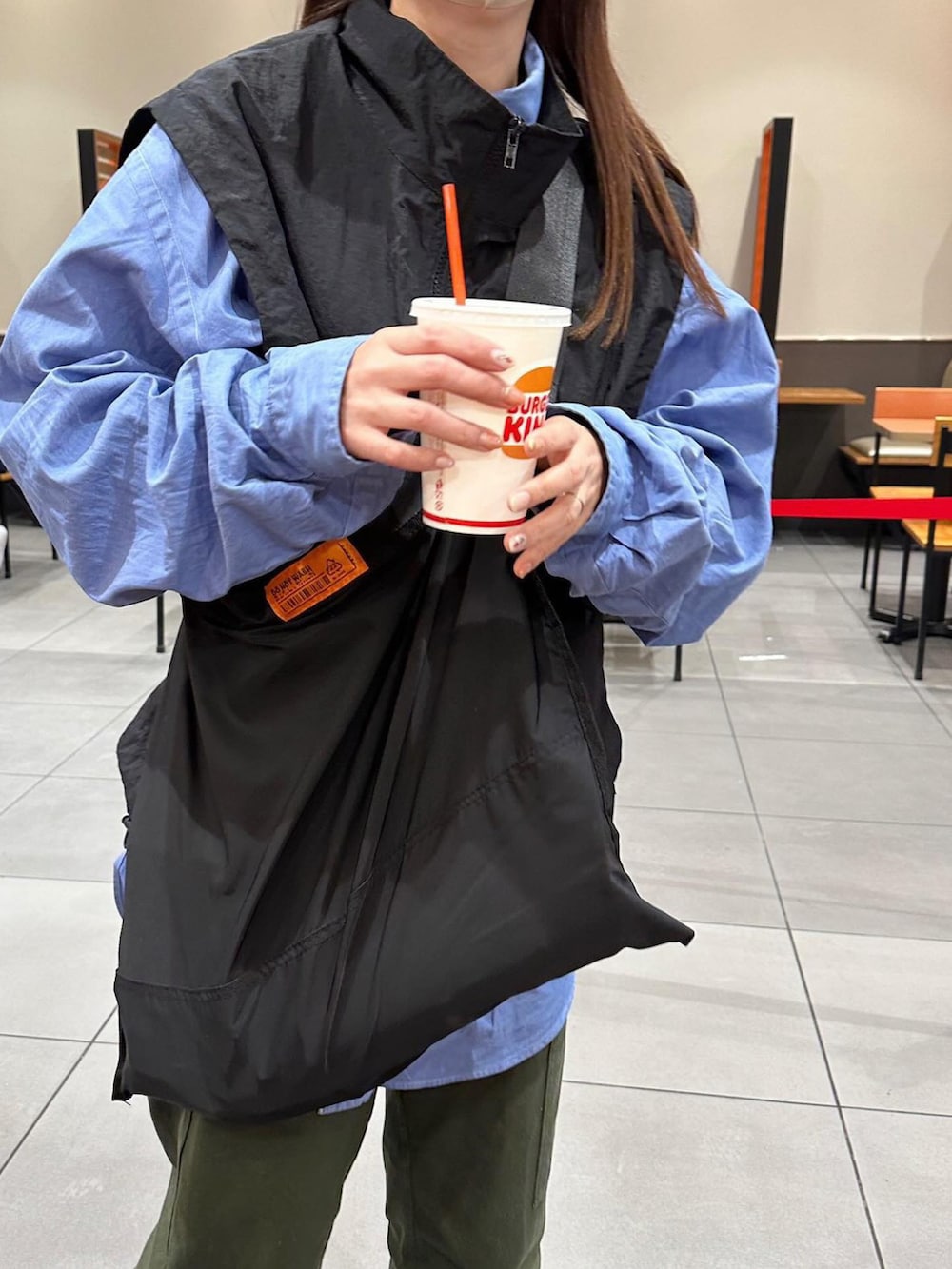 ブラック系のショルダーバッグを着用したレディースの春コーディネートの3枚目の写真