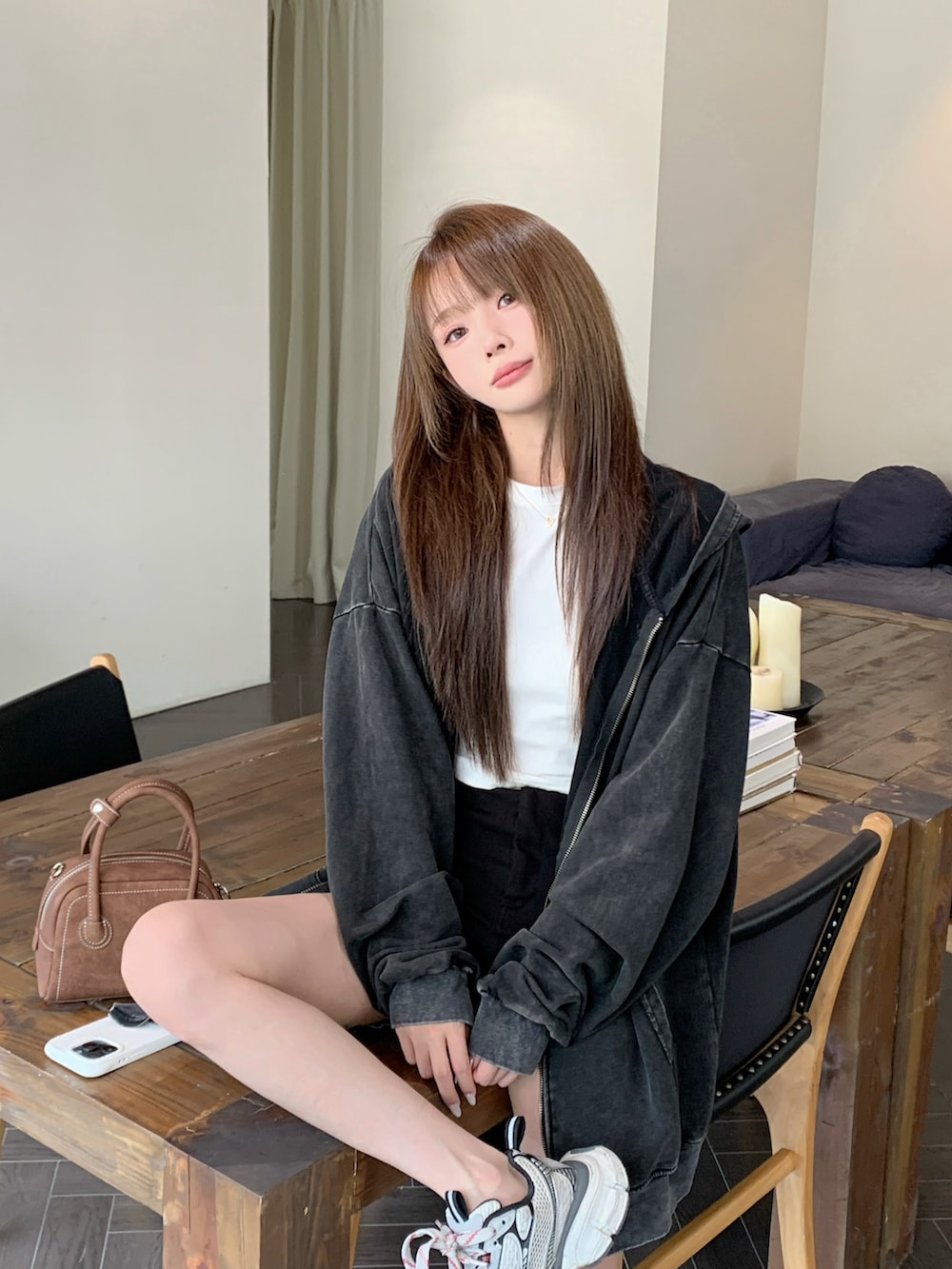 ブラック系のパーカーを着用したレディースの秋コーディネートの2枚目の写真