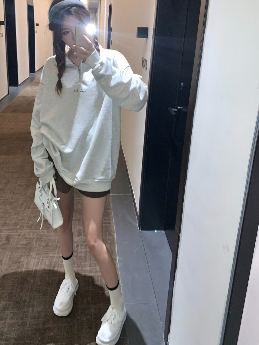 グレー系のスウェットを着用したレディースの秋コーディネートの5枚目の写真