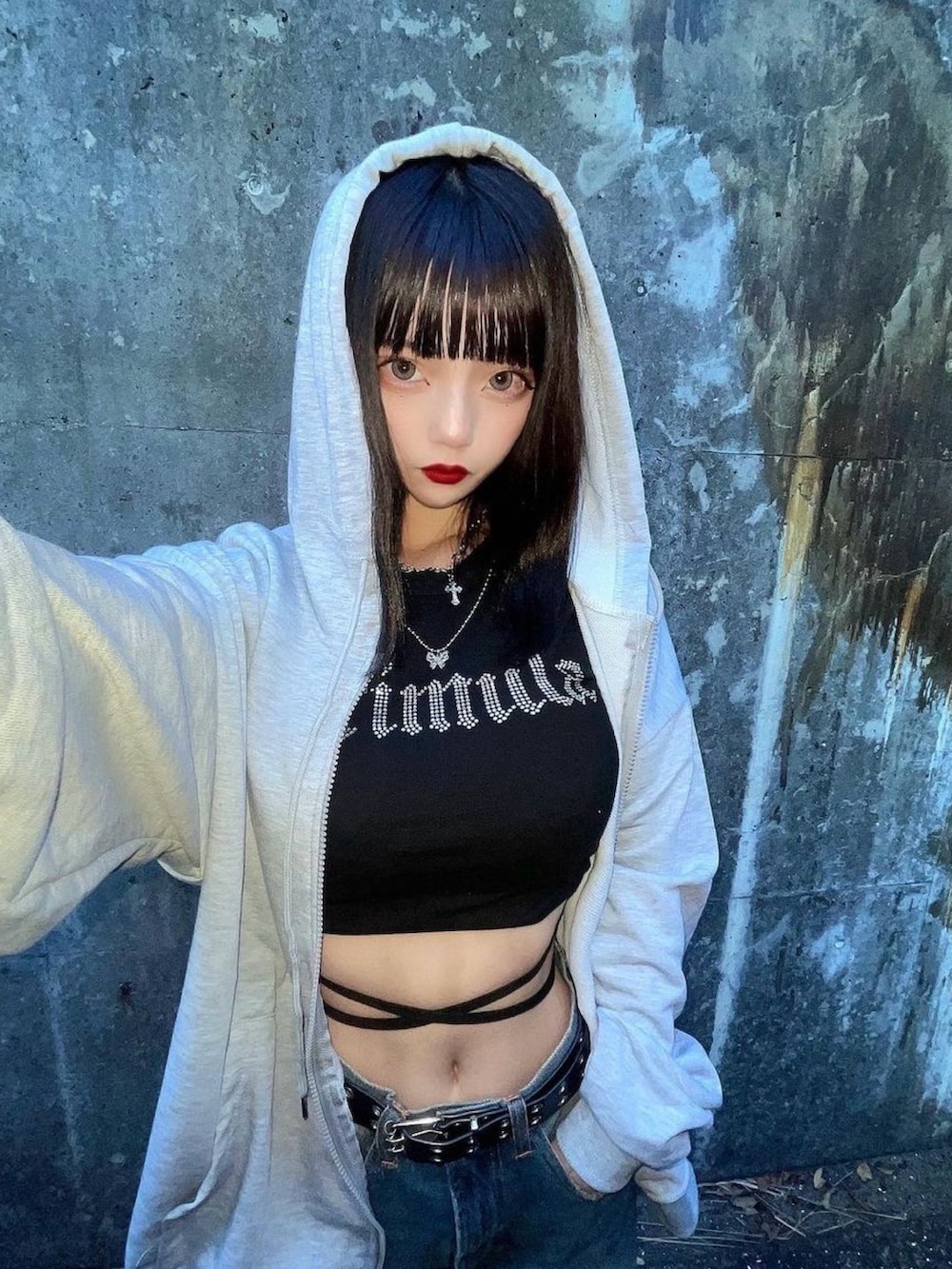 グレー系のパーカーを着用したレディースの冬コーディネートの4枚目の写真