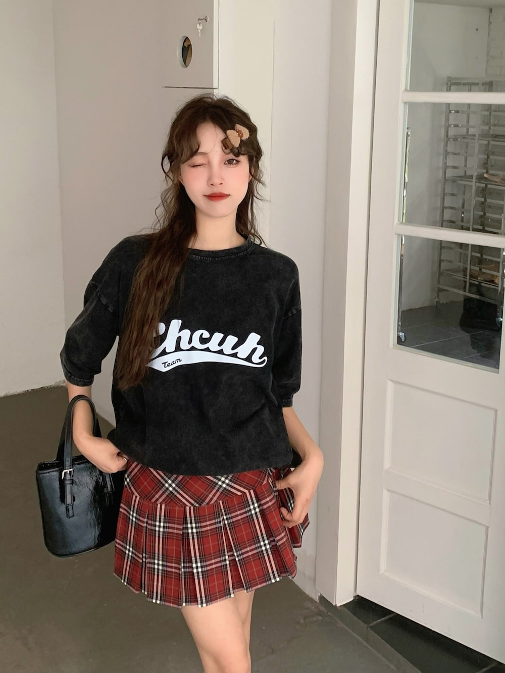 グレー系のTシャツ/カットソーを着用したレディースの春コーディネートの4枚目の写真