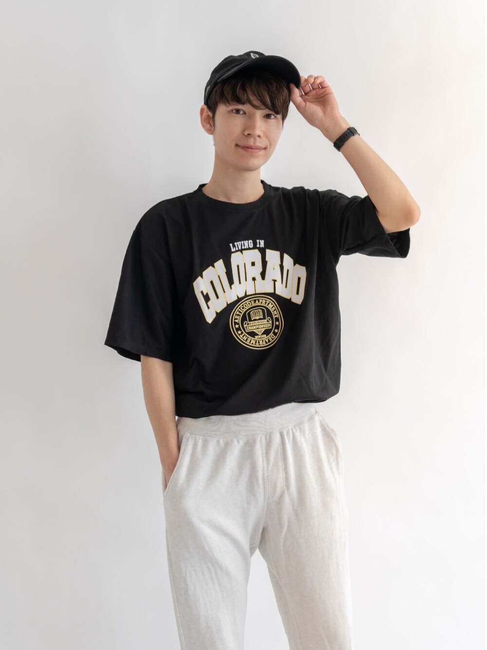 ブラック系のTシャツ/カットソーを着用したメンズの春コーディネートの2枚目の写真