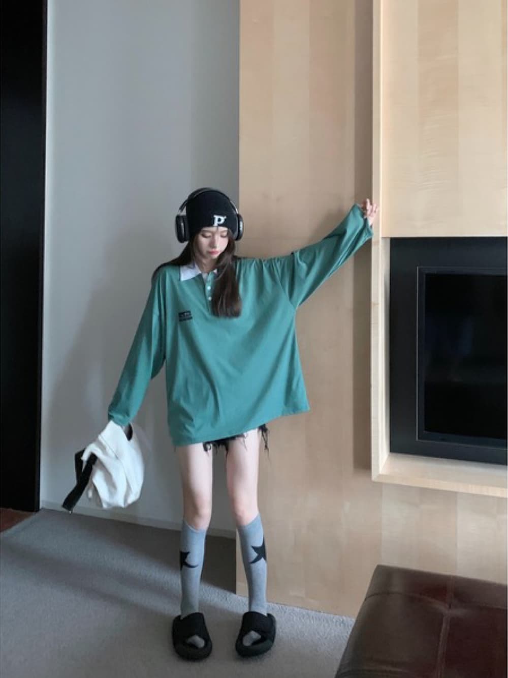 グリーン系のポロシャツを着用したレディースの夏コーディネートの3枚目の写真