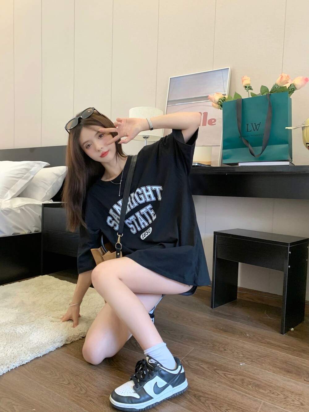 ブラック系のTシャツ/カットソーを着用したレディースの夏コーディネートの3枚目の写真