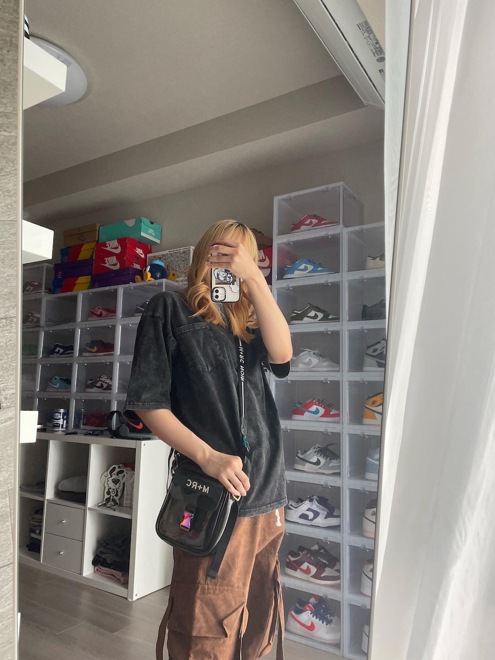 グレー系のTシャツ/カットソーを着用したレディースの夏コーディネートの5枚目の写真