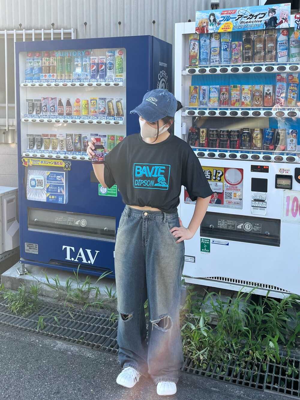 ブラック系のTシャツ/カットソー、ブルー系のキャップを着用したレディースの夏コーディネートの4枚目の写真