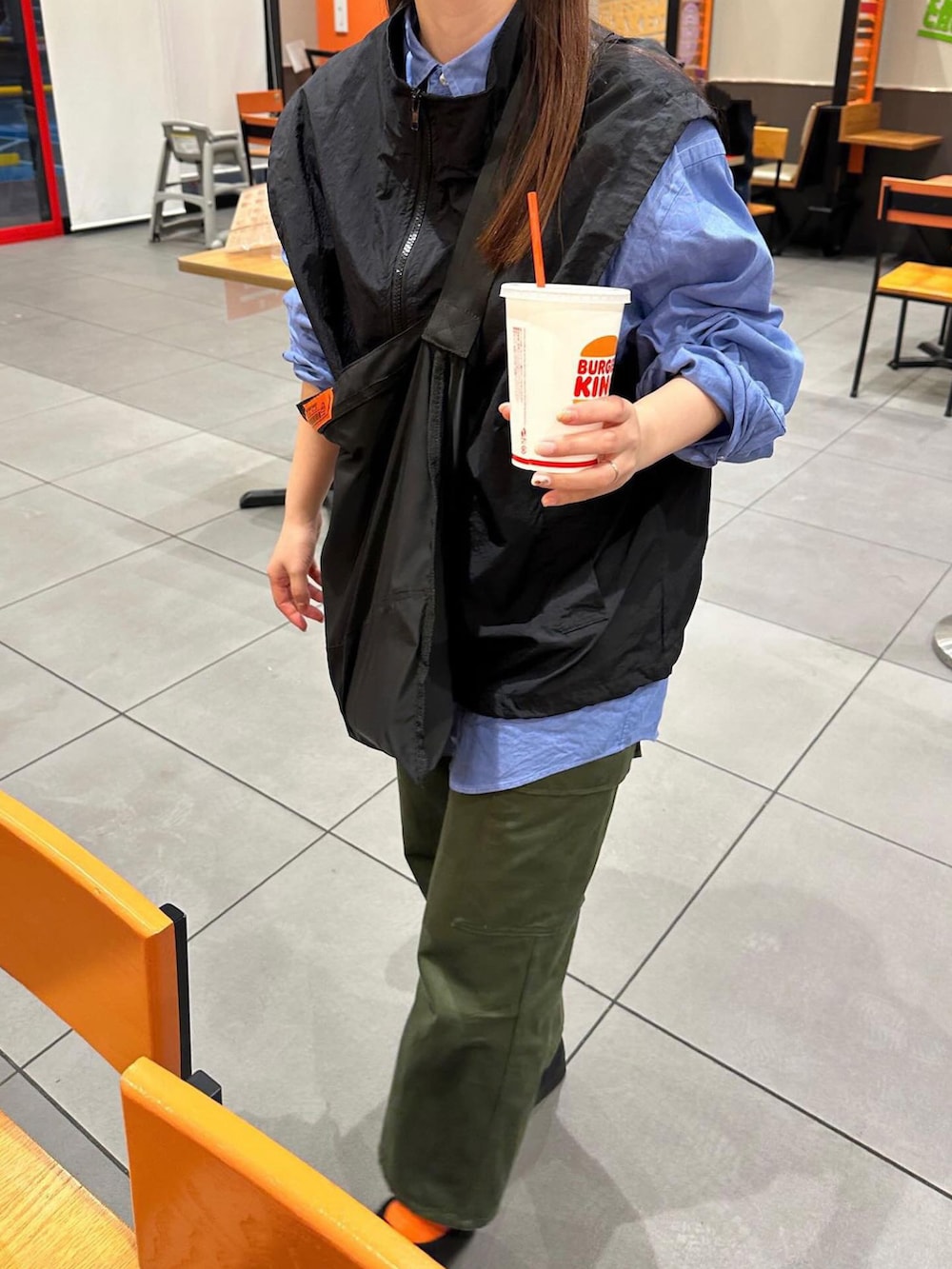 ブラック系のショルダーバッグを着用したレディースの春コーディネートの2枚目の写真