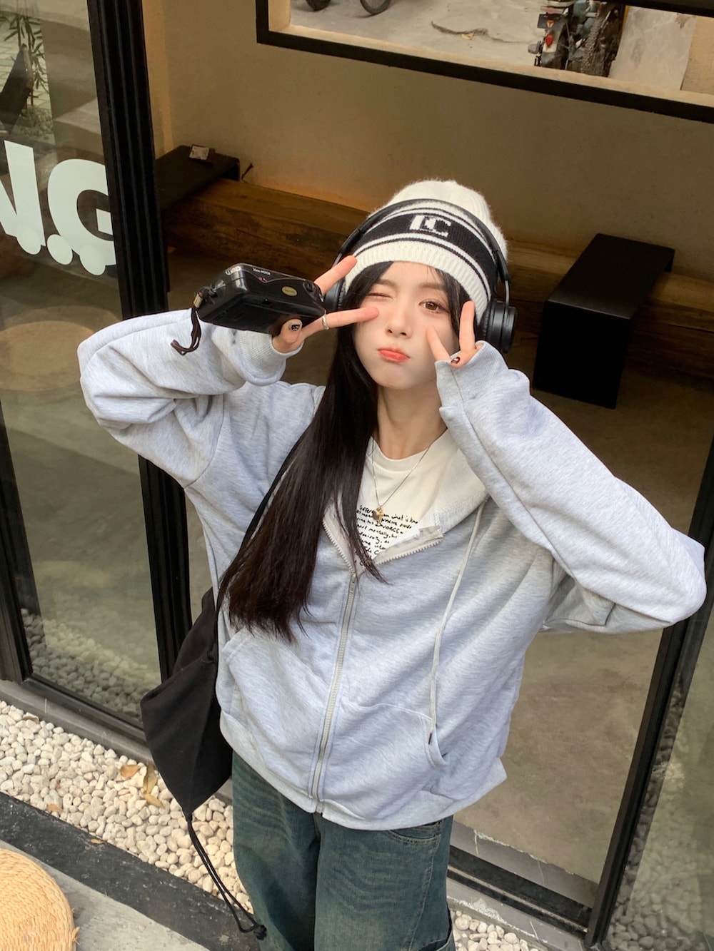 グレー系のパーカーを着用したレディースの冬コーディネートの2枚目の写真