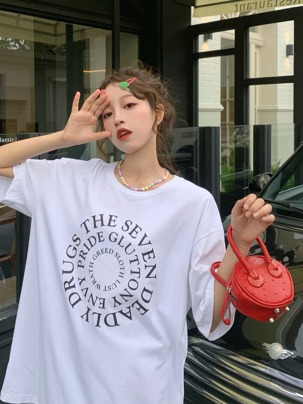 ホワイト系のTシャツ/カットソーを着用したレディースの春コーディネートの3枚目の写真