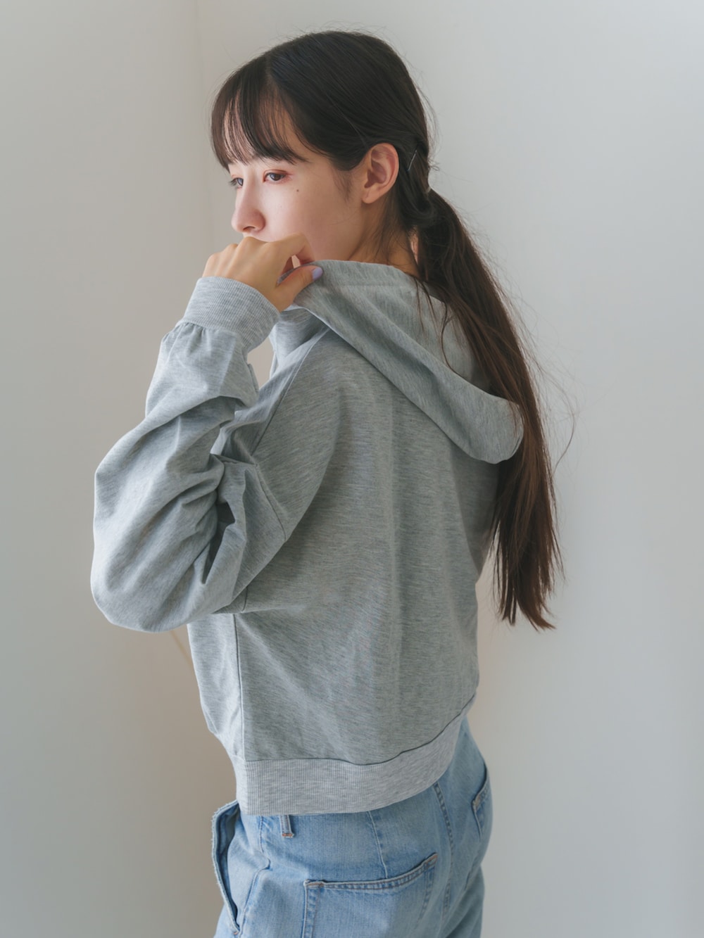 グレー系のパーカーを着用したレディースの秋コーディネートの4枚目の写真