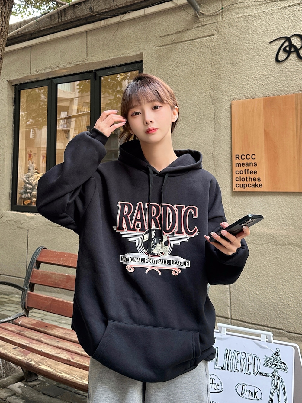 ブラック系のパーカーを着用したレディースの冬コーディネートの4枚目の写真