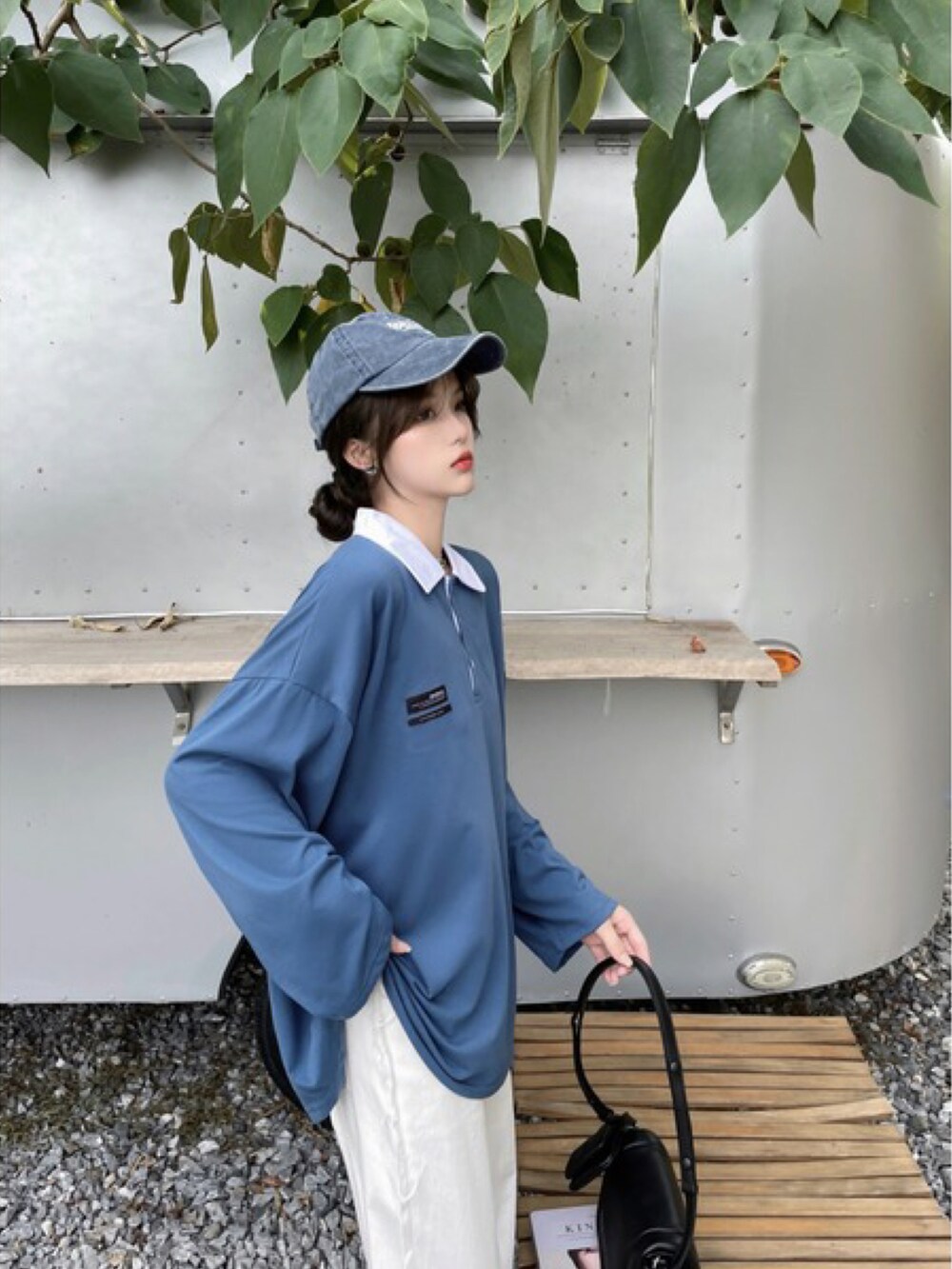 グリーン系のポロシャツを着用したレディースの夏コーディネートの4枚目の写真