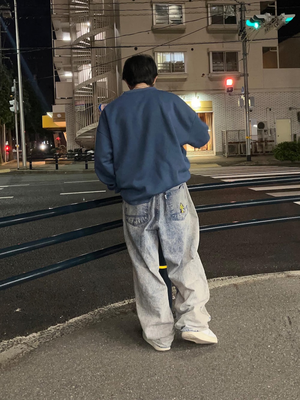 ブルー系のスウェットを着用したレディースの春コーディネートの4枚目の写真