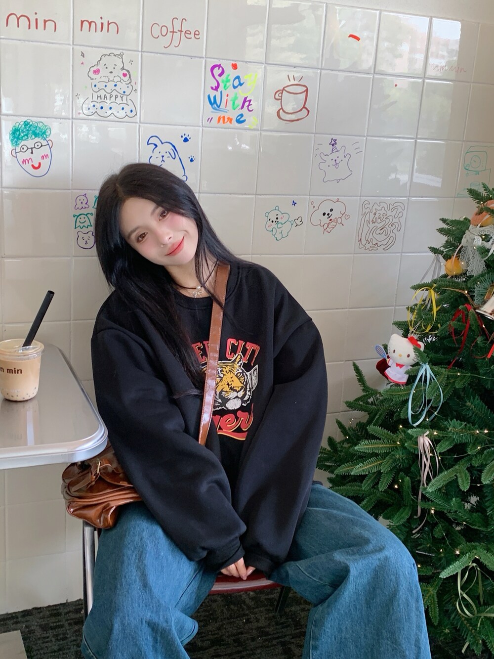 ブラック系のスウェットを着用したレディースの冬コーディネートの2枚目の写真