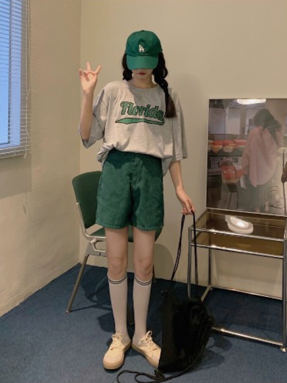 ホワイト系のTシャツ/カットソーを着用したメンズの春コーディネートの4枚目の写真