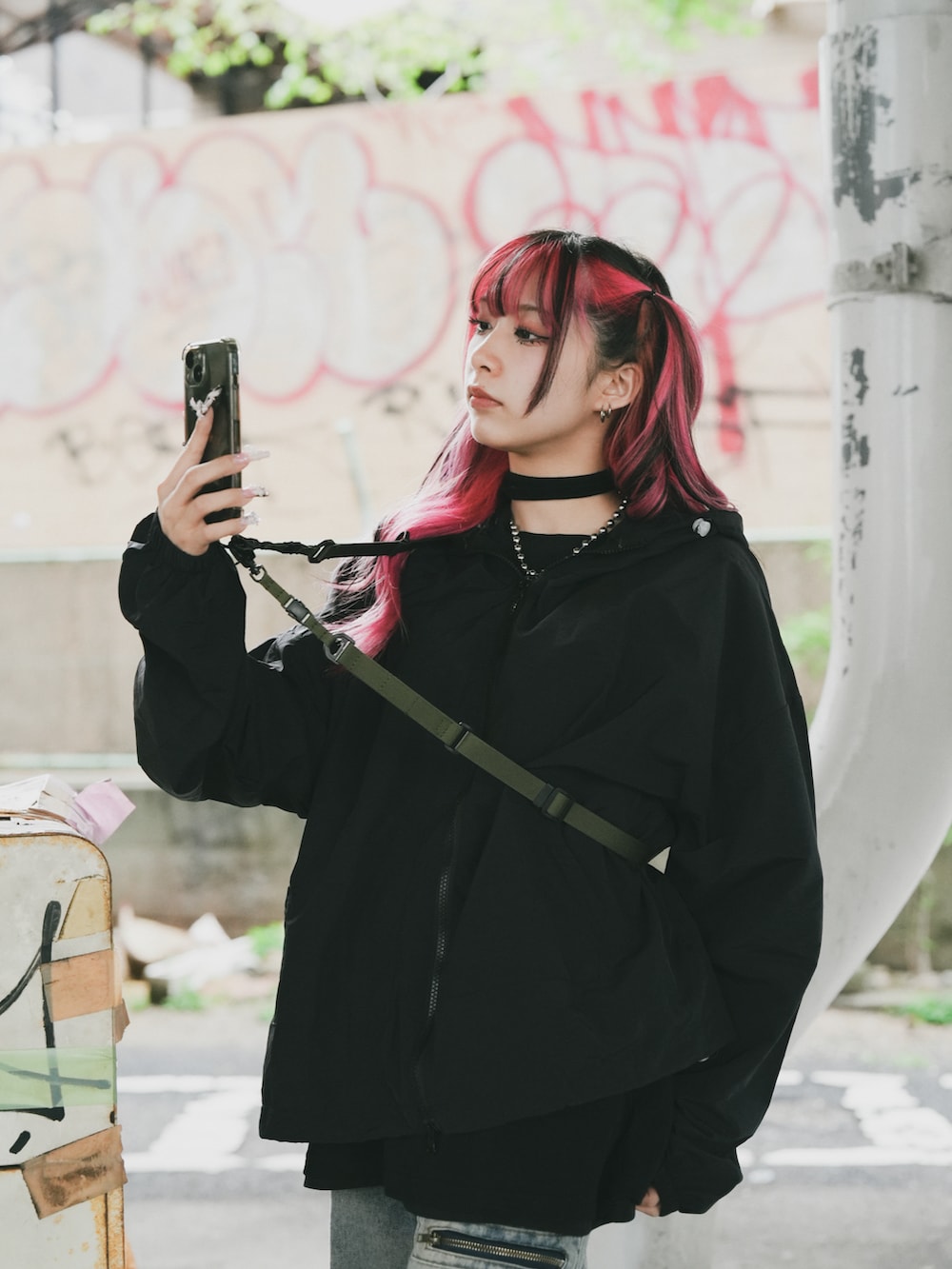 ブラック系のラッシュガードを着用したレディースの春コーディネートの3枚目の写真