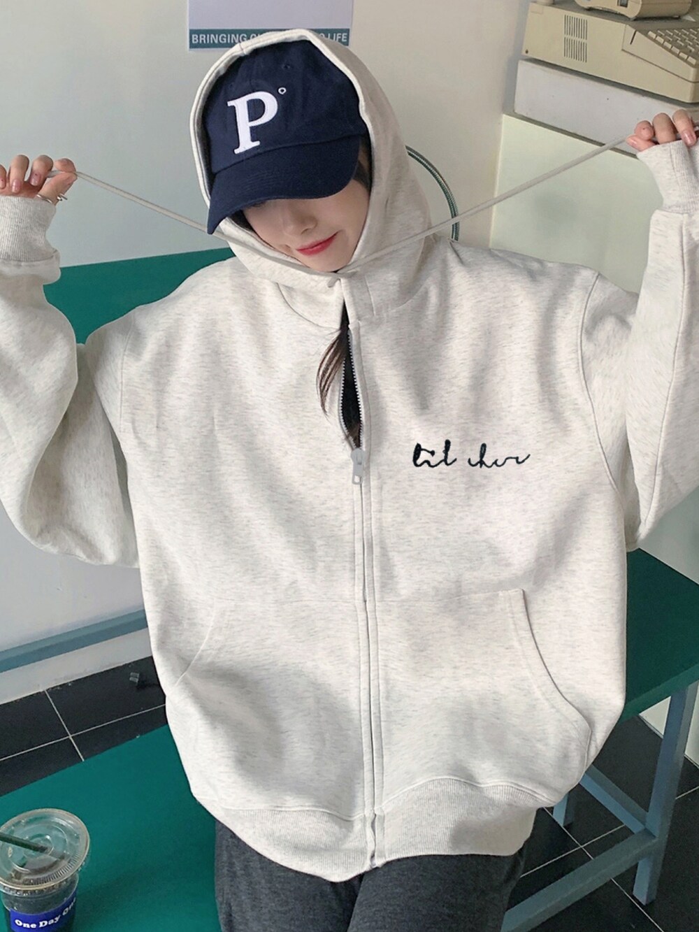 ベージュ系のパーカーを着用したレディースの春コーディネートの4枚目の写真