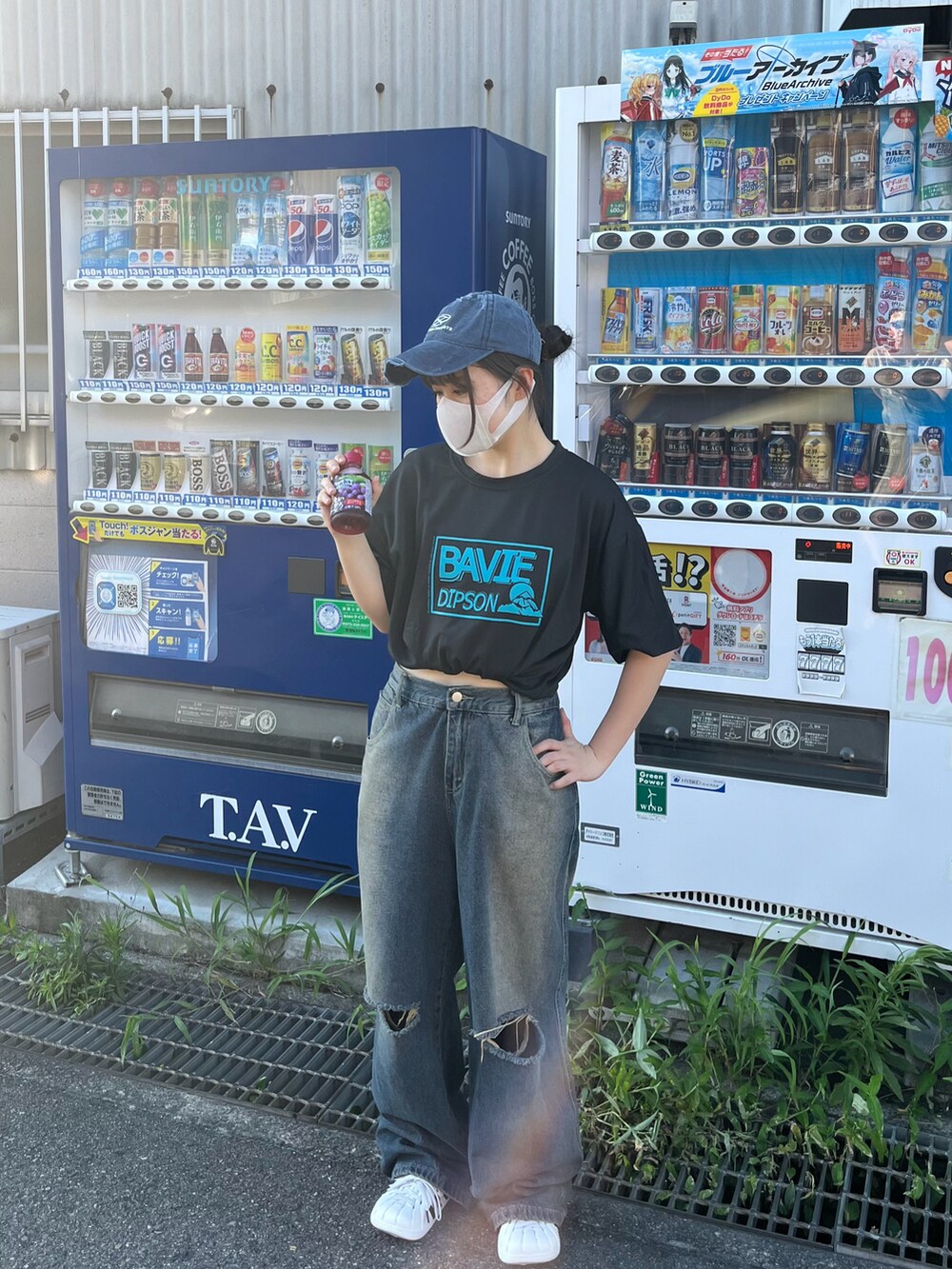 ブラック系のTシャツ/カットソー、ブルー系のキャップを着用したレディースの夏コーディネートの3枚目の写真