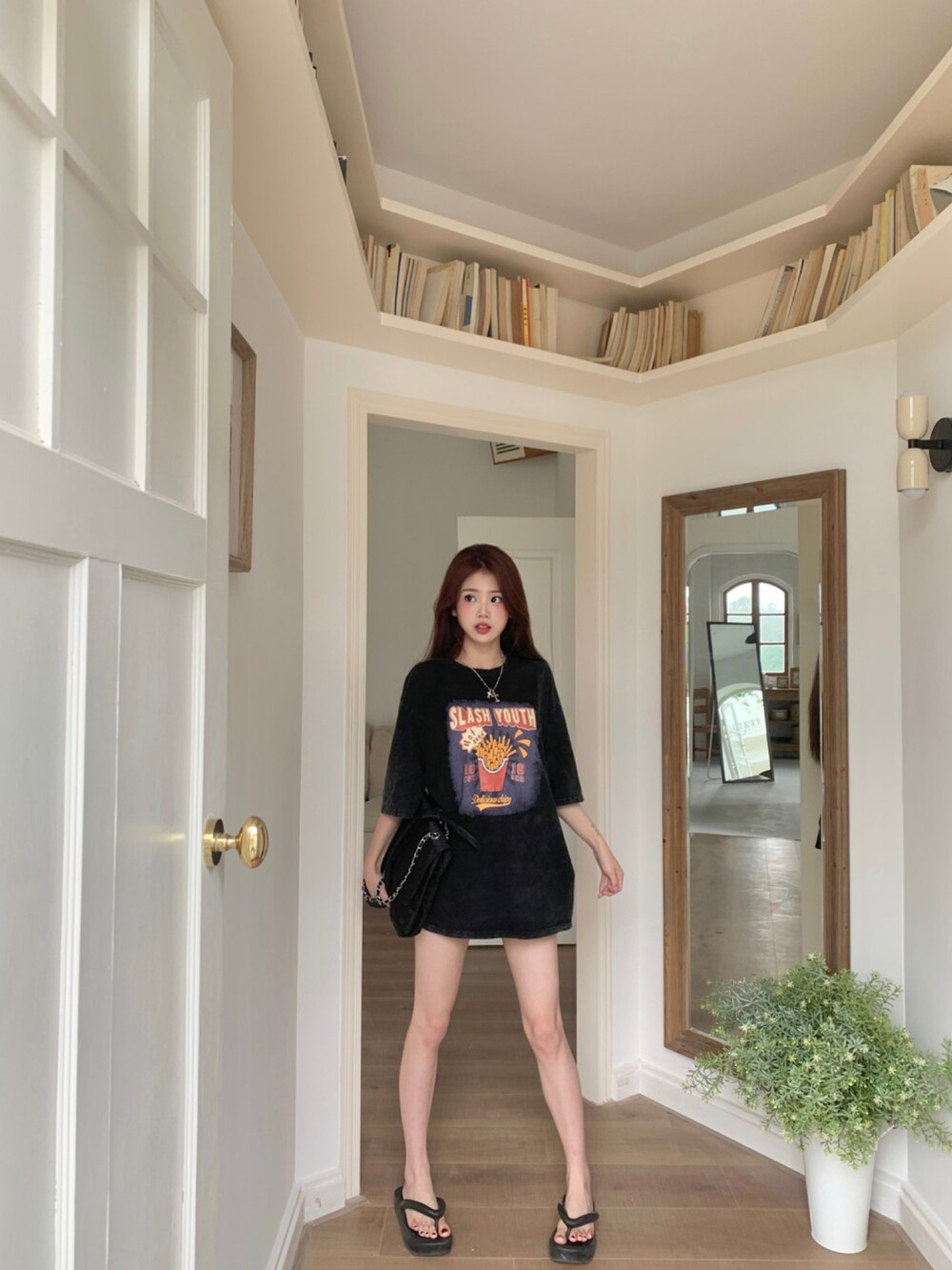 グレー系のTシャツ/カットソーを着用したレディースの春コーディネートの4枚目の写真