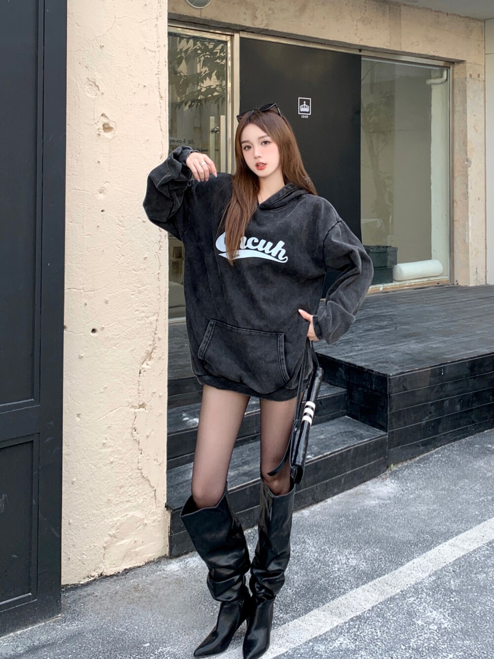 ホワイト系のパーカーを着用したレディースの秋コーディネートの2枚目の写真