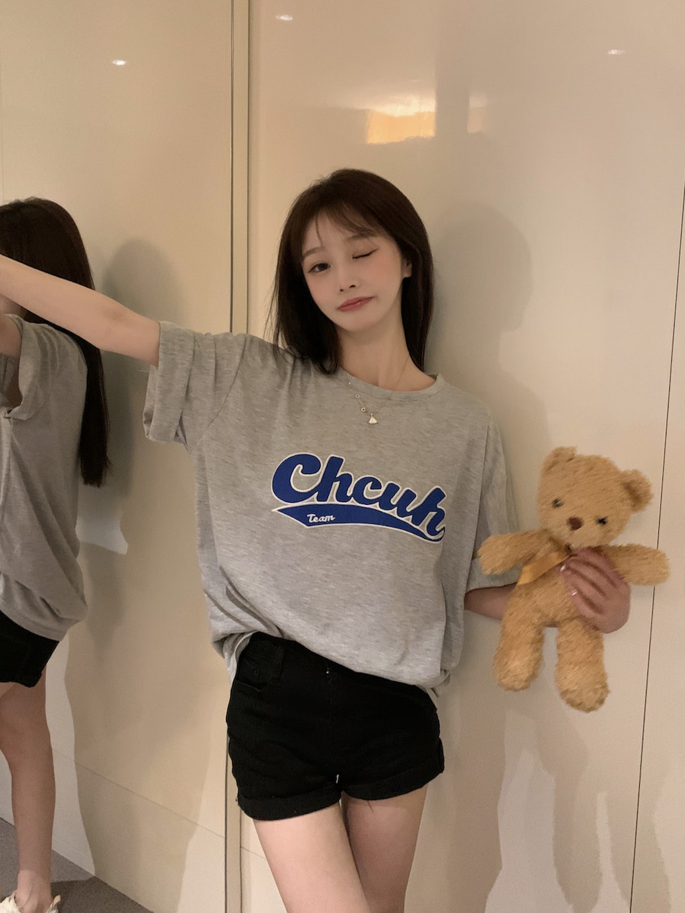 グレー系のTシャツ/カットソーを着用したレディースの春コーディネートの5枚目の写真