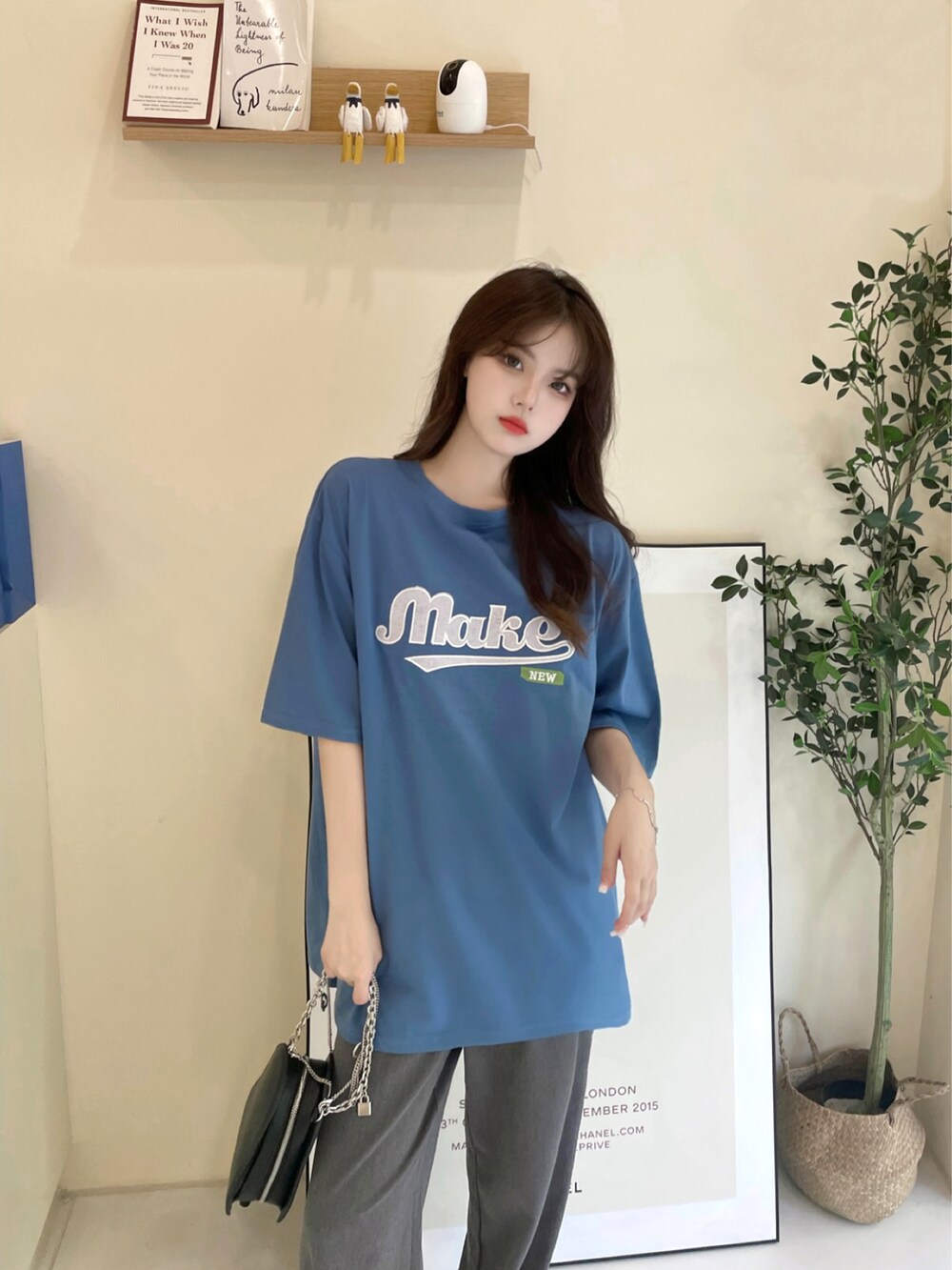 ブルー系のTシャツ/カットソーを着用したメンズの春コーディネートの3枚目の写真