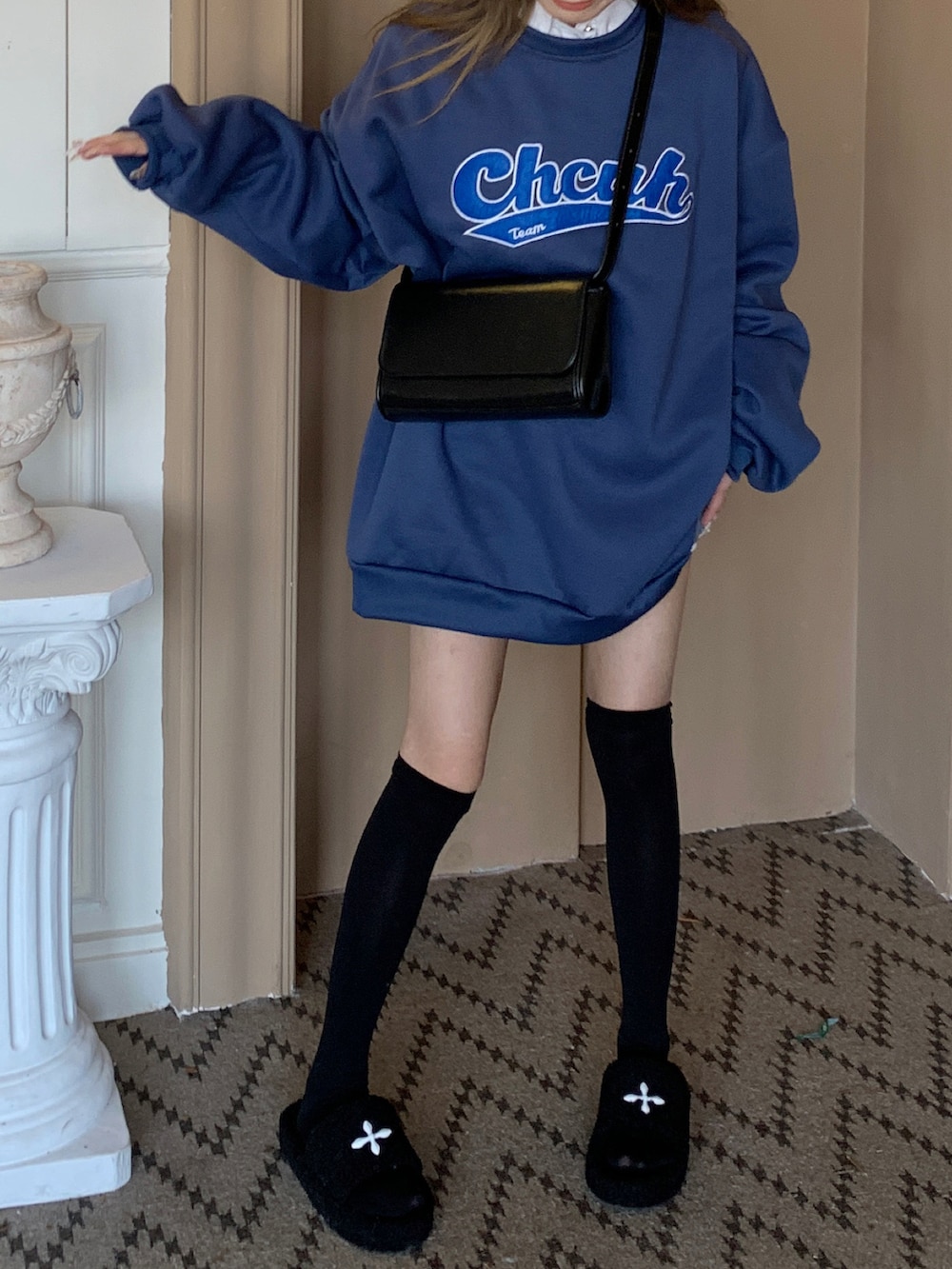 ブルー系のスウェットを着用したレディースの冬コーディネートの2枚目の写真