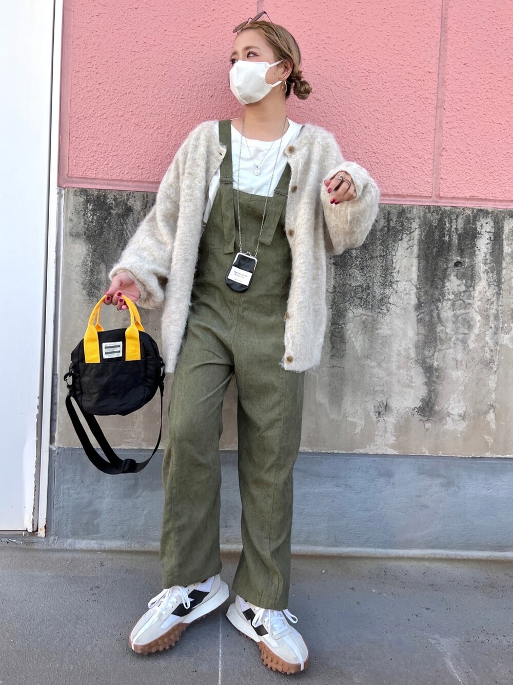 ブラック系のトートバッグを着用したレディースの冬コーディネートの2枚目の写真