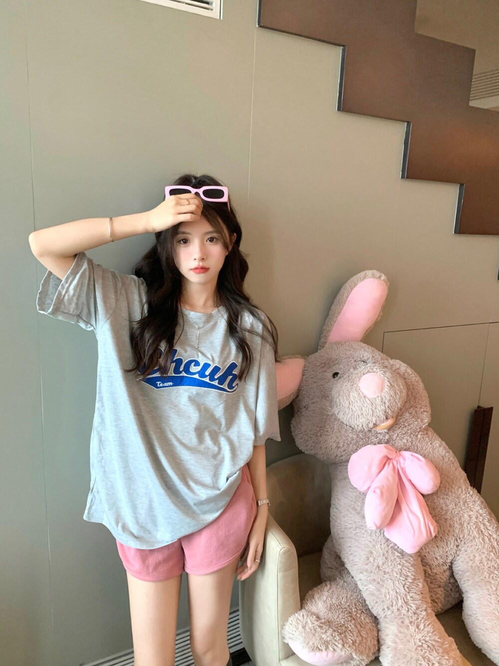 グレー系のTシャツ/カットソーを着用したメンズの春コーディネートの4枚目の写真