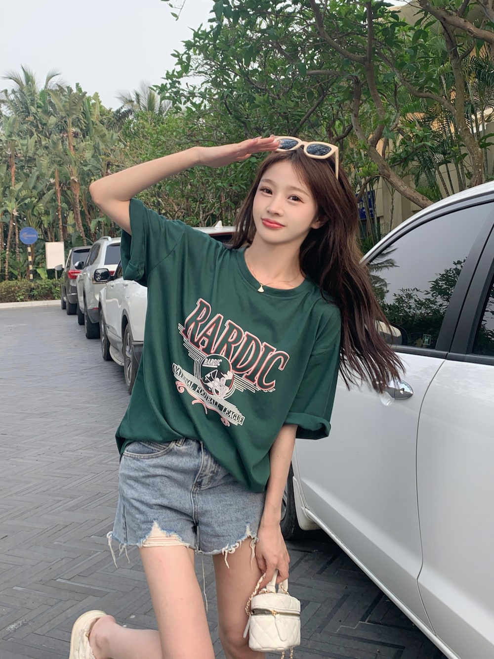 グリーン系のTシャツ/カットソーを着用したレディースの春コーディネートの3枚目の写真