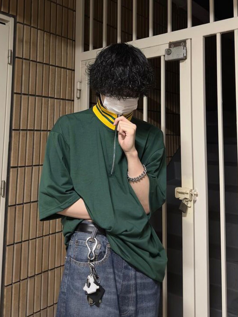 グリーン系のジャージを着用したレディースの春コーディネートの2枚目の写真