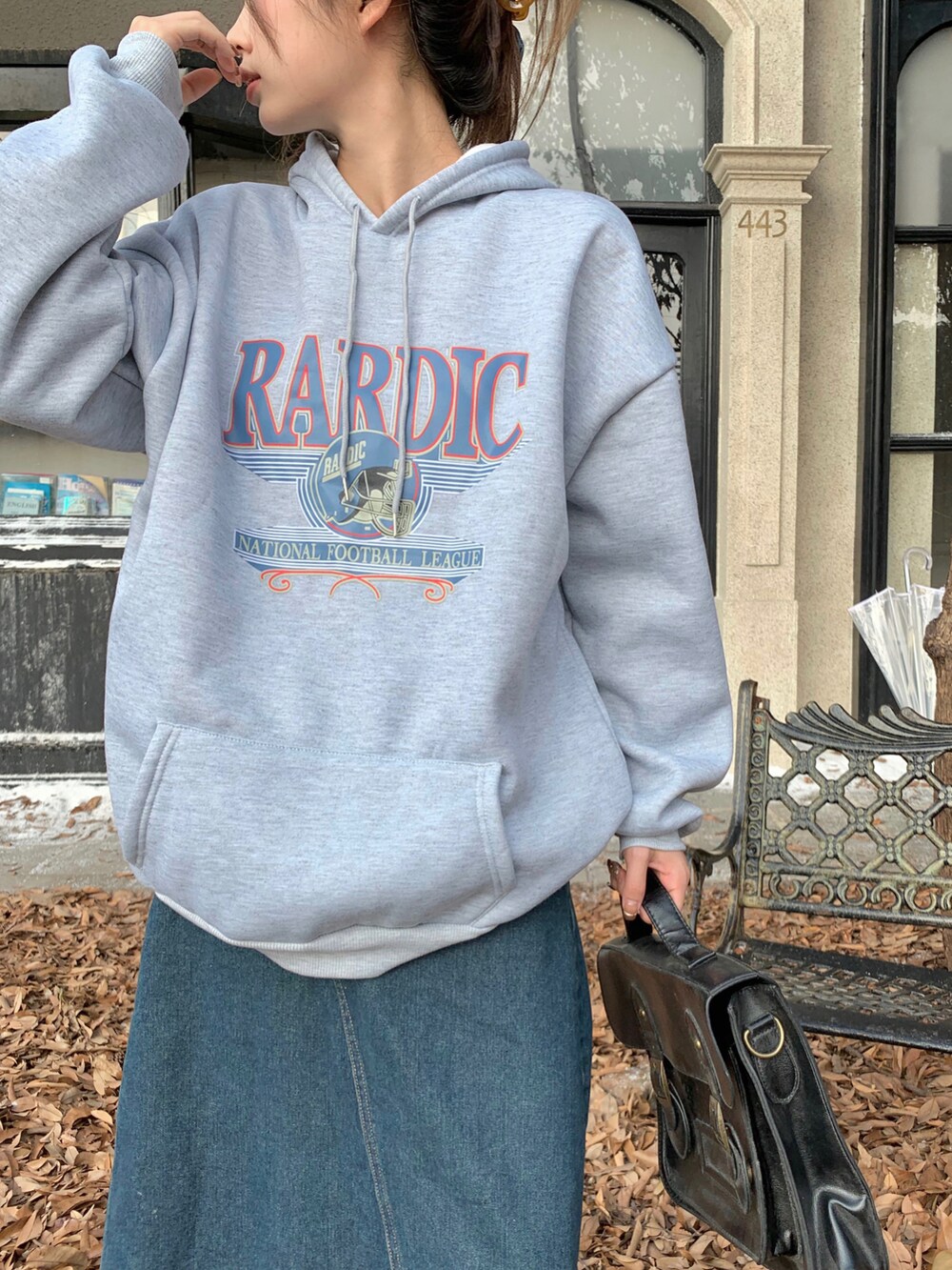 グレー系のパーカーを着用したレディースの秋コーディネートの2枚目の写真