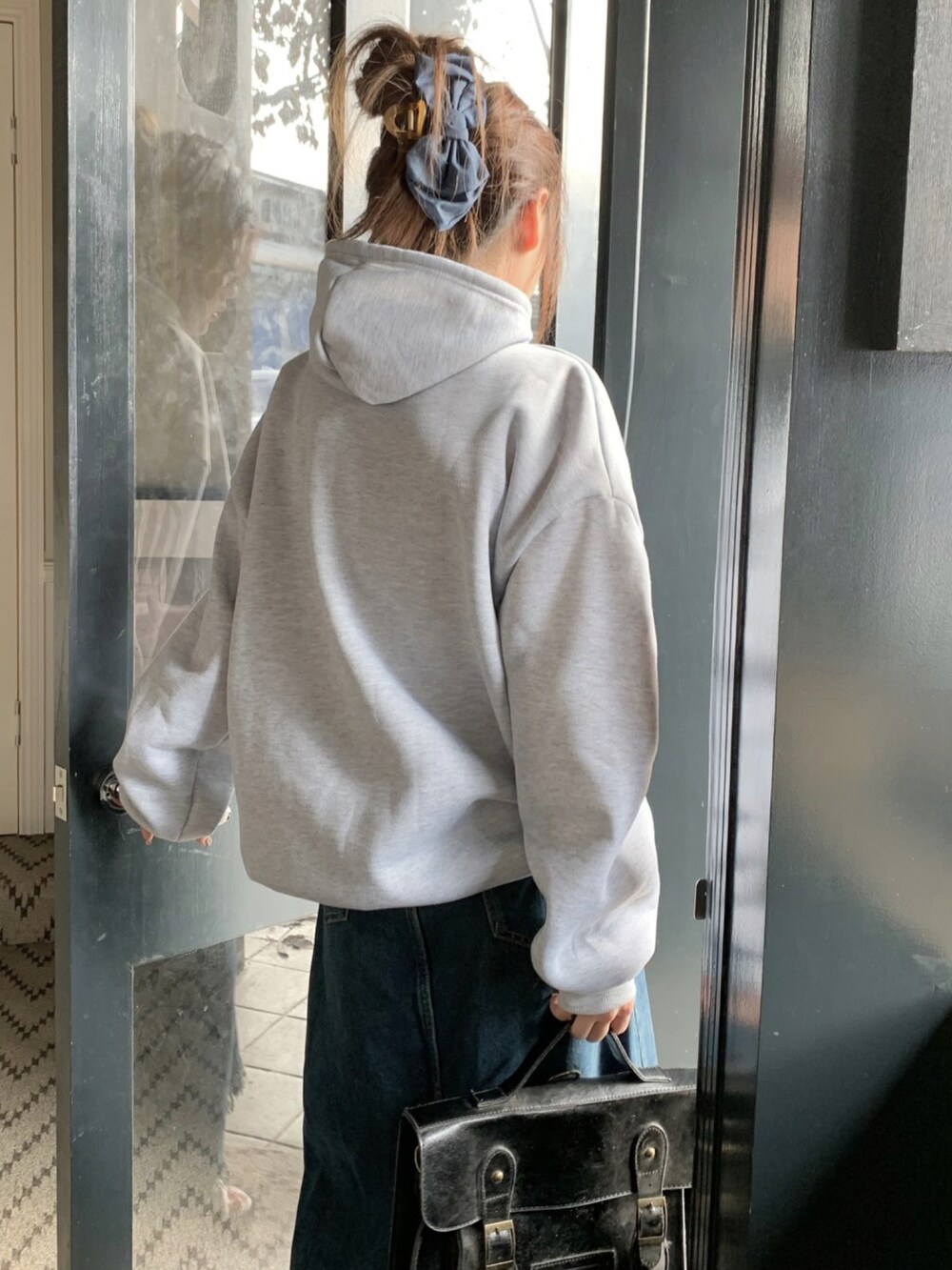 グレー系のパーカーを着用したレディースの秋コーディネートの5枚目の写真