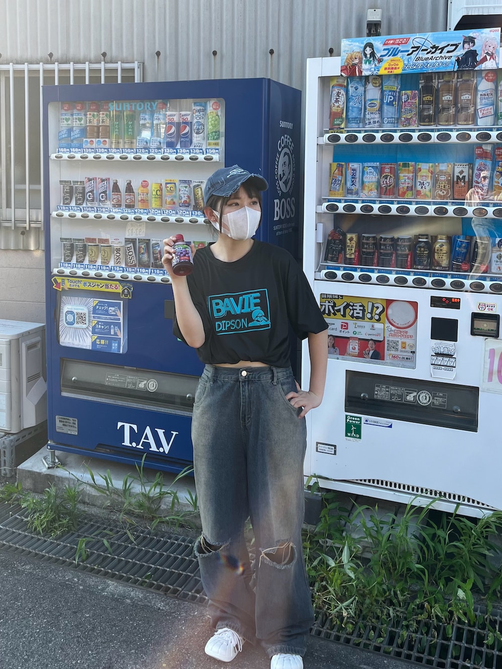 ブラック系のTシャツ/カットソー、ブルー系のキャップを着用したレディースの夏コーディネートの2枚目の写真
