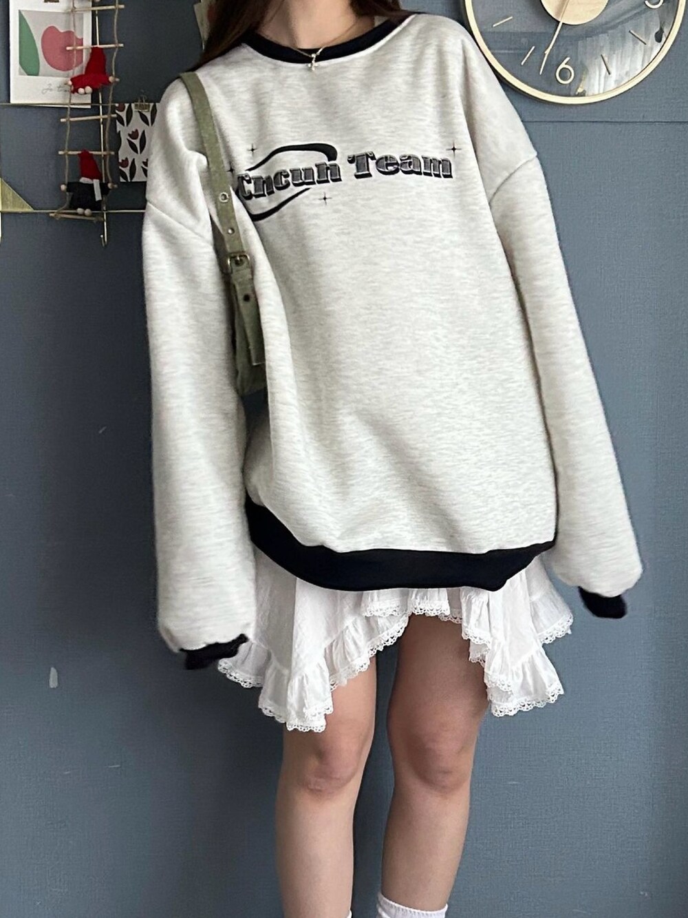 グレー系のスウェットを着用したレディースの冬コーディネートの5枚目の写真