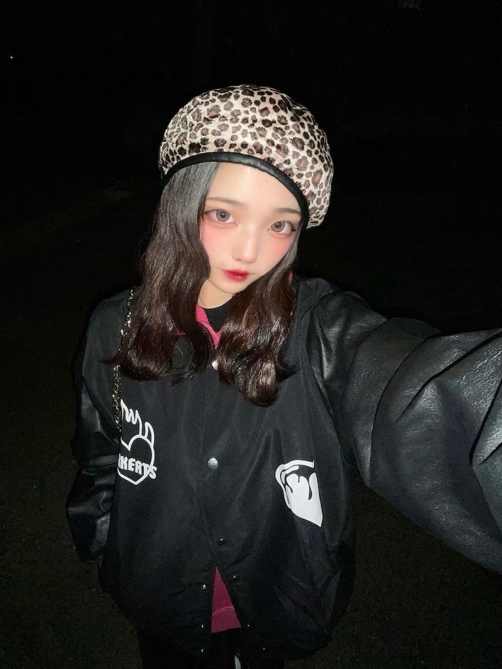 ブラック系のスタジャンを着用したレディースの春コーディネートの3枚目の写真