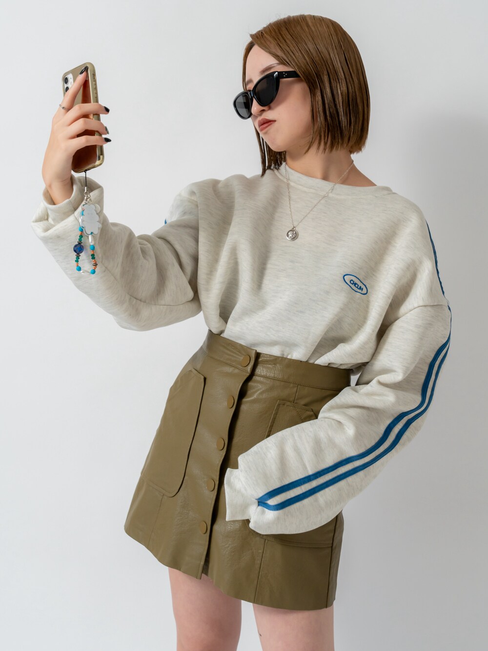 グレー系のスウェットを着用したレディースの冬コーディネートの2枚目の写真