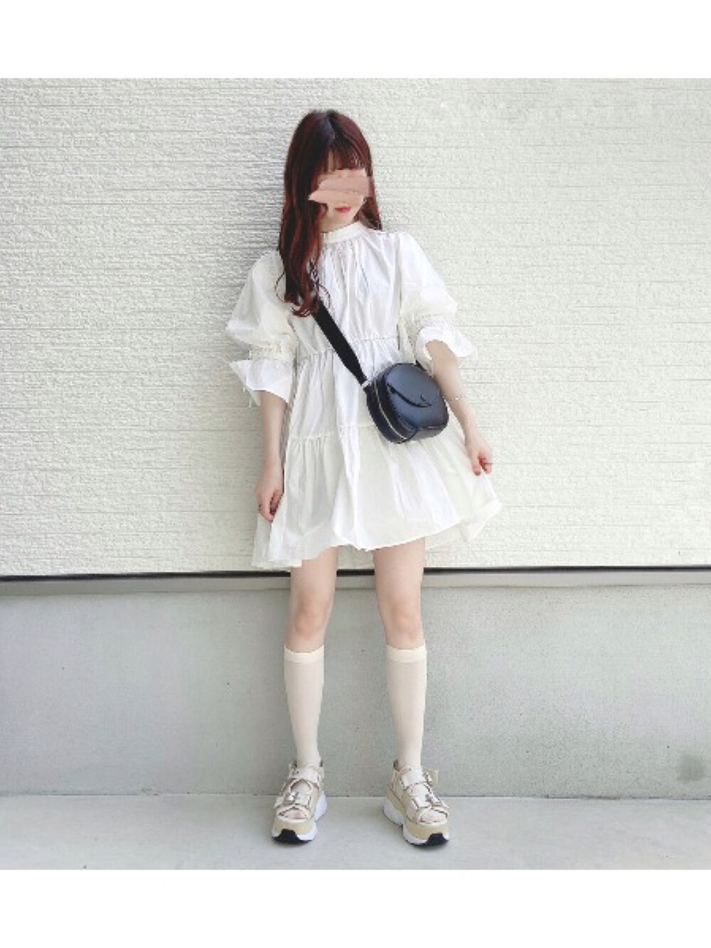 ブラック系のショルダーバッグを着用したメンズの冬コーディネートの4枚目の写真