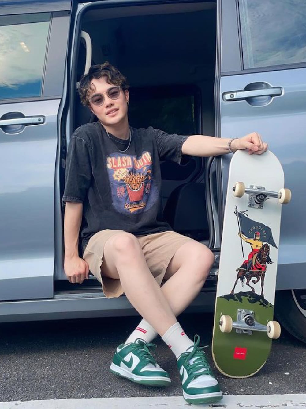 グレー系のTシャツ/カットソーを着用したメンズの夏コーディネートの3枚目の写真