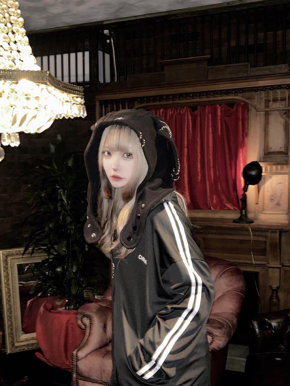 ブラック系のジャージを着用したレディースの冬コーディネートの3枚目の写真