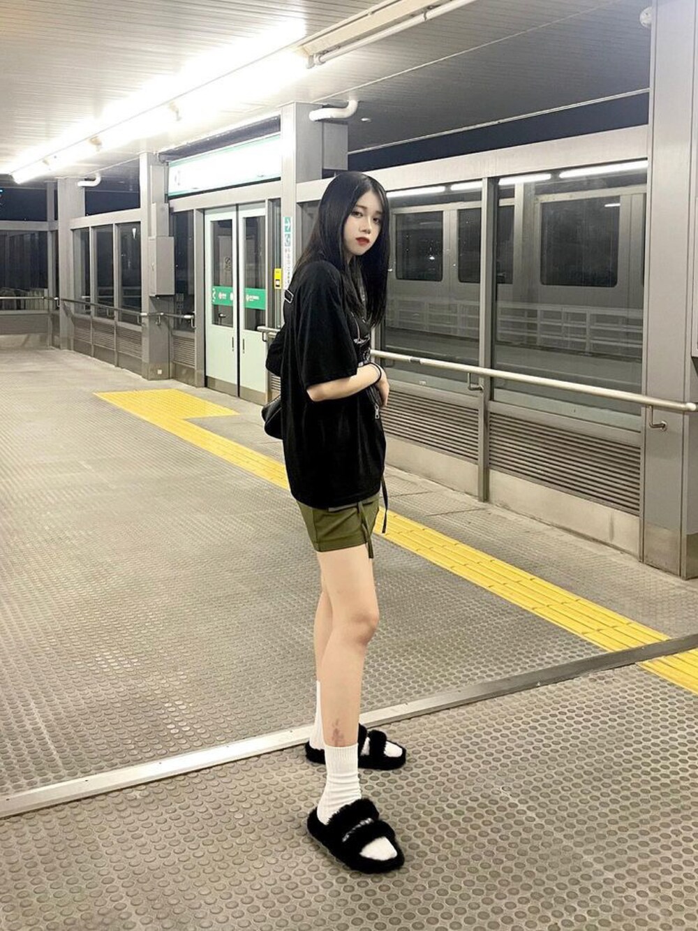 ブラック系のTシャツ/カットソーを着用したレディースの夏コーディネートの2枚目の写真