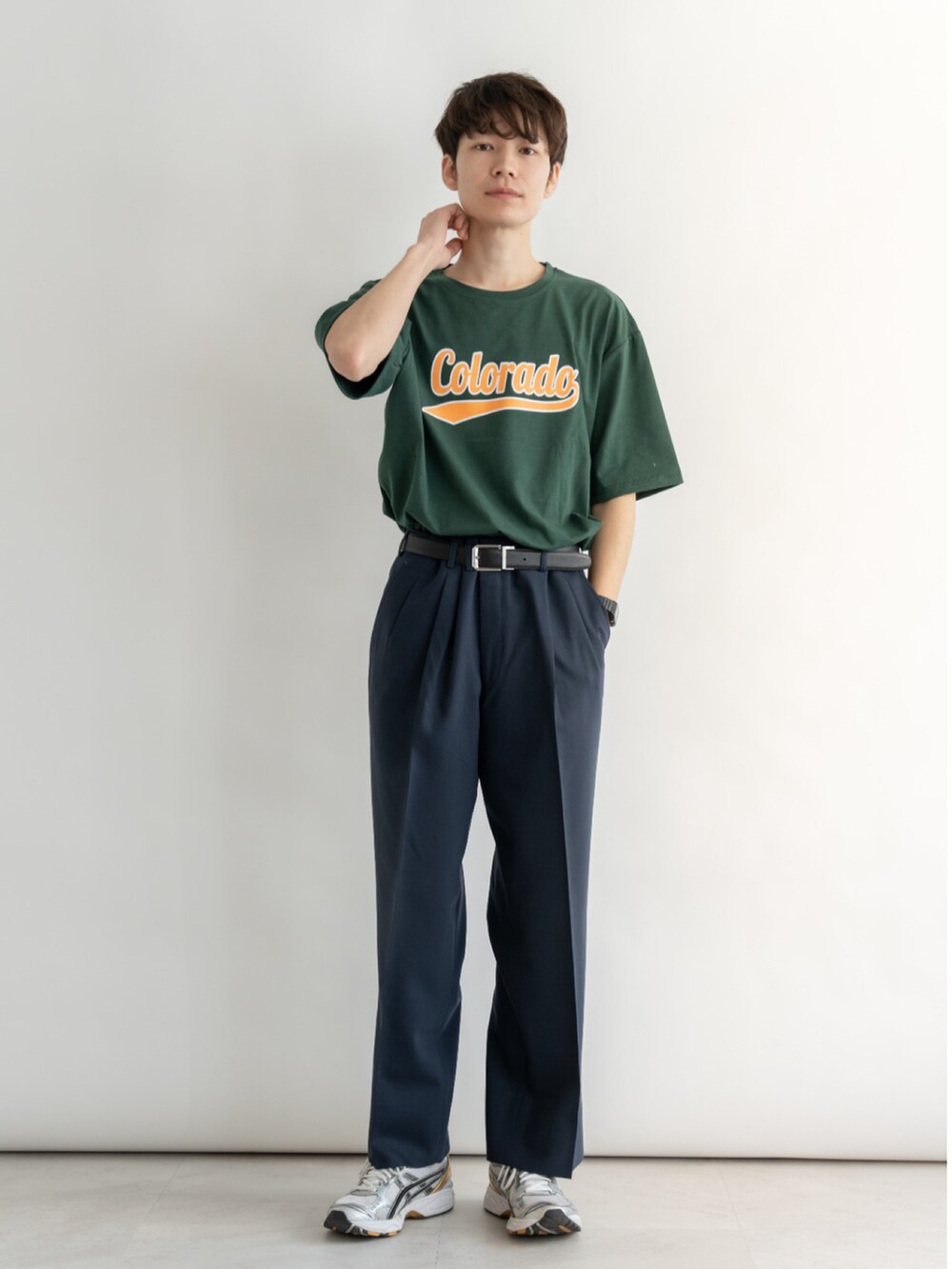 ブラック系のTシャツ/カットソーを着用したメンズの春コーディネートの3枚目の写真