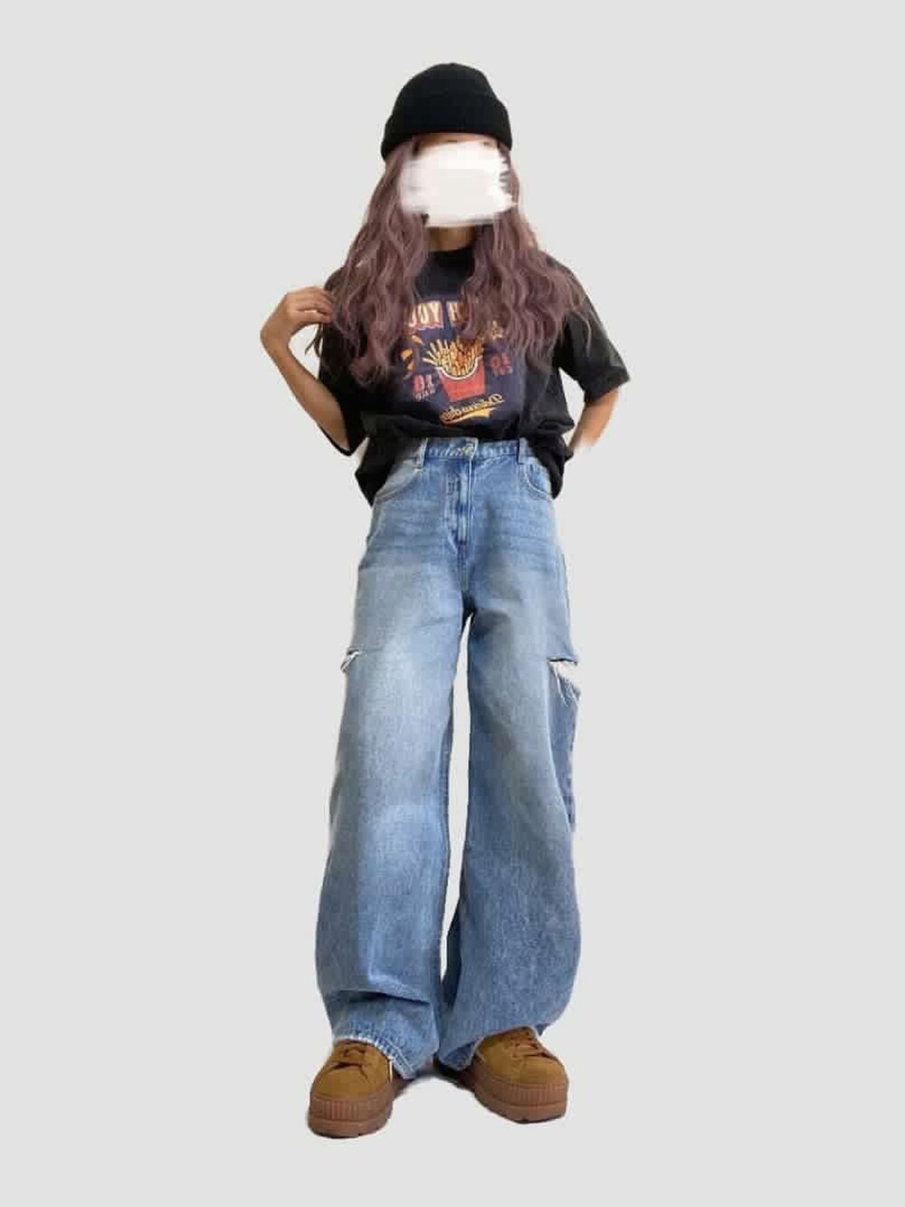 グレー系のTシャツ/カットソーを着用したレディースの春コーディネートの3枚目の写真