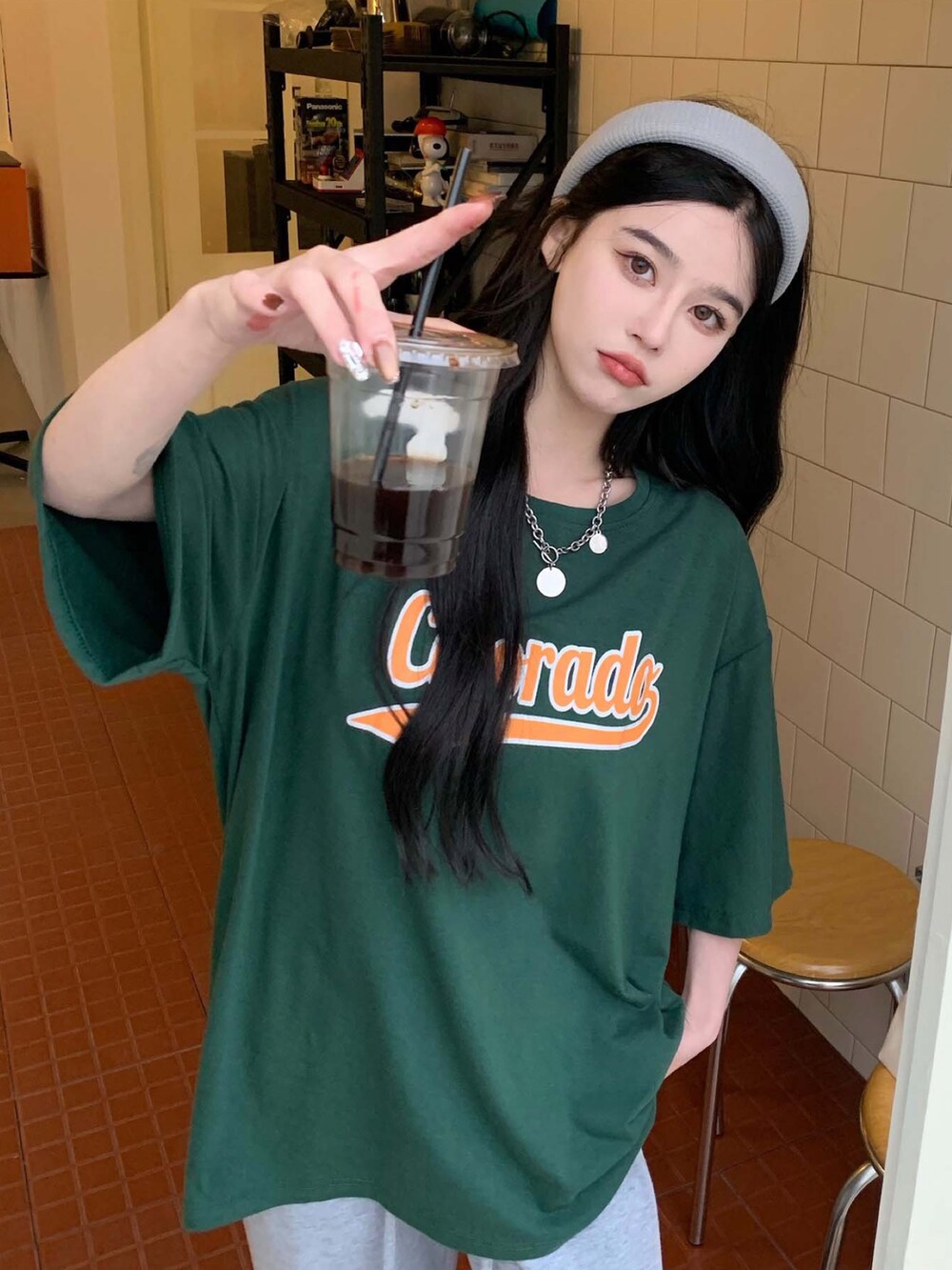 ホワイト系のTシャツ/カットソーを着用したメンズの春コーディネートの3枚目の写真