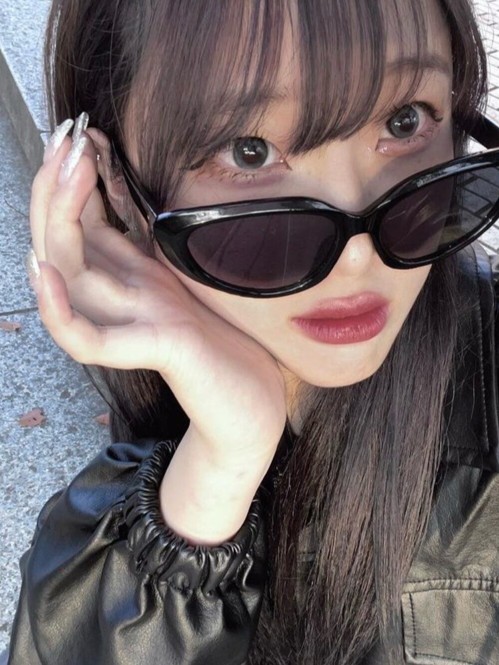 ブラック系のサングラスを着用したレディースの春コーディネートの3枚目の写真